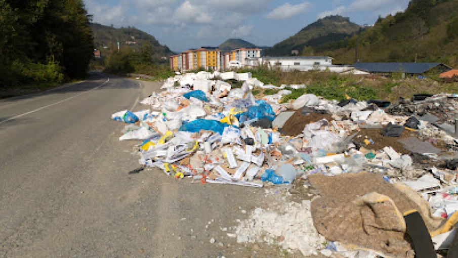 Ortak Yol Güzergâhı Çöplüğe Döndü: “Bu Manzara İnsanlığa Yakışmıyor”